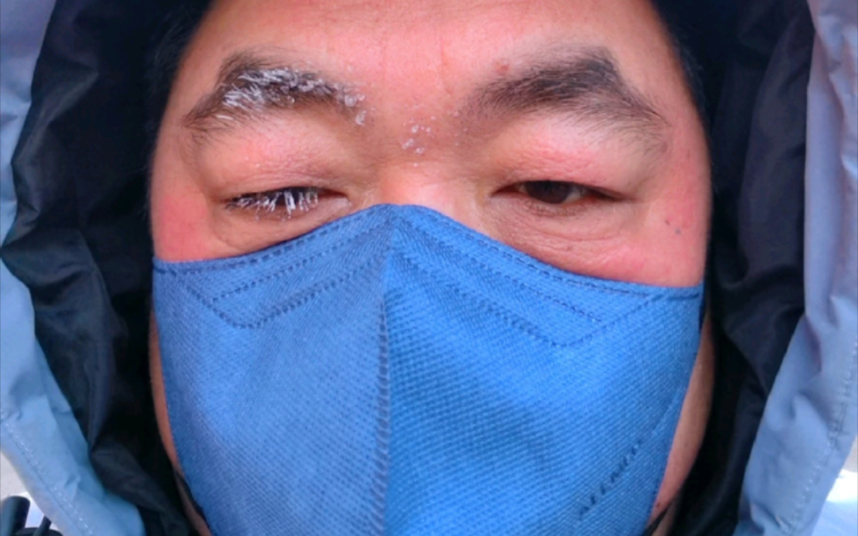 东北的冬天,眉毛都上霜了,沈阳今天挺冷