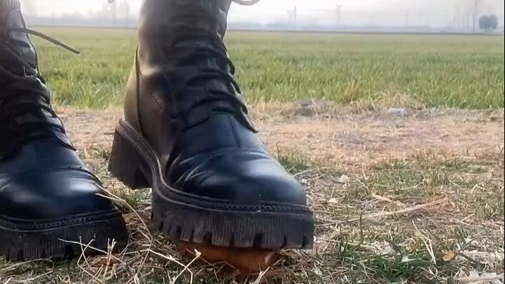 马丁靴踩山药解压,黏糊糊的