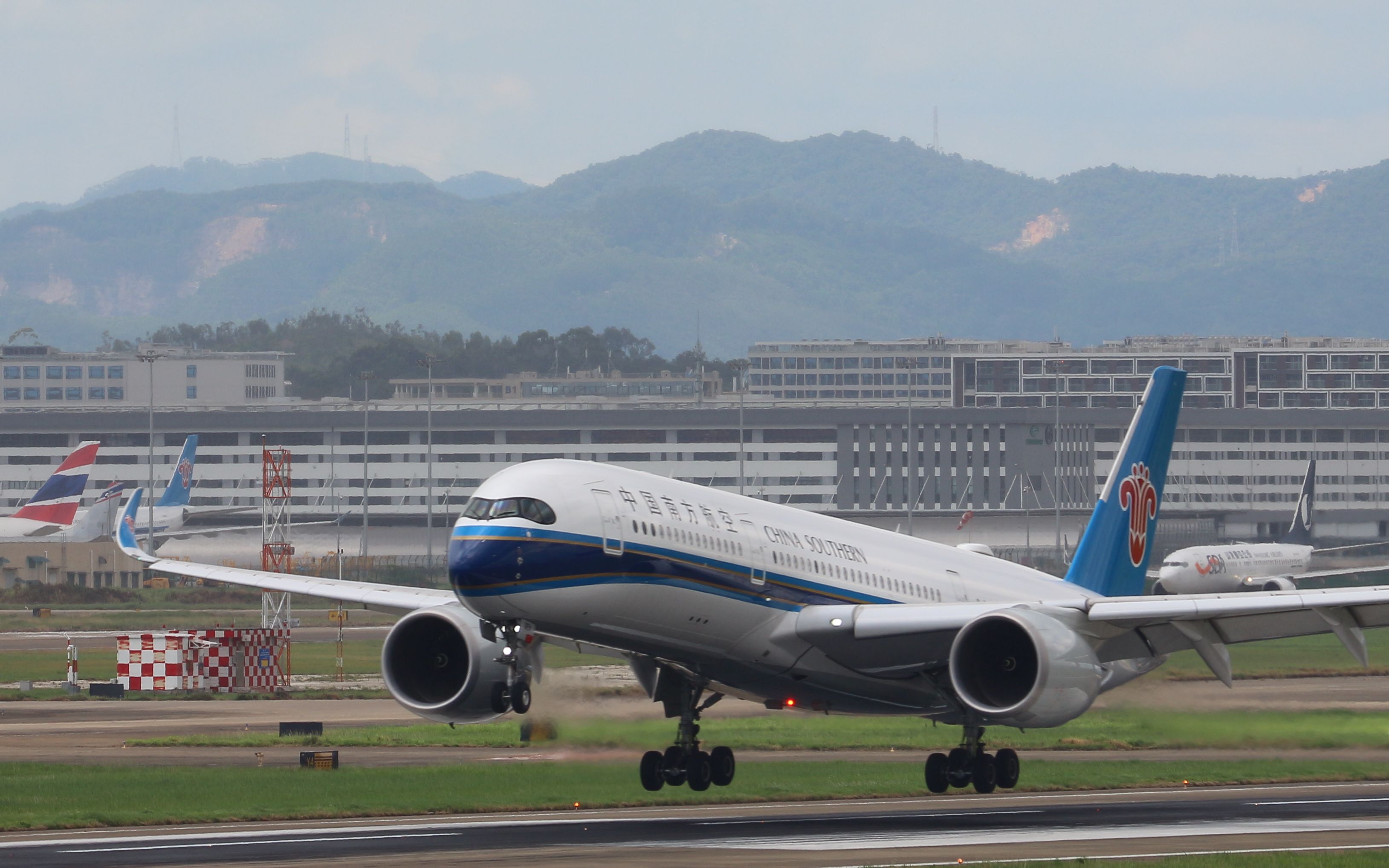 【拍机】#6 "大机场就是好"南航359(b-30ea)滑行 山航738(b-5451)起飞