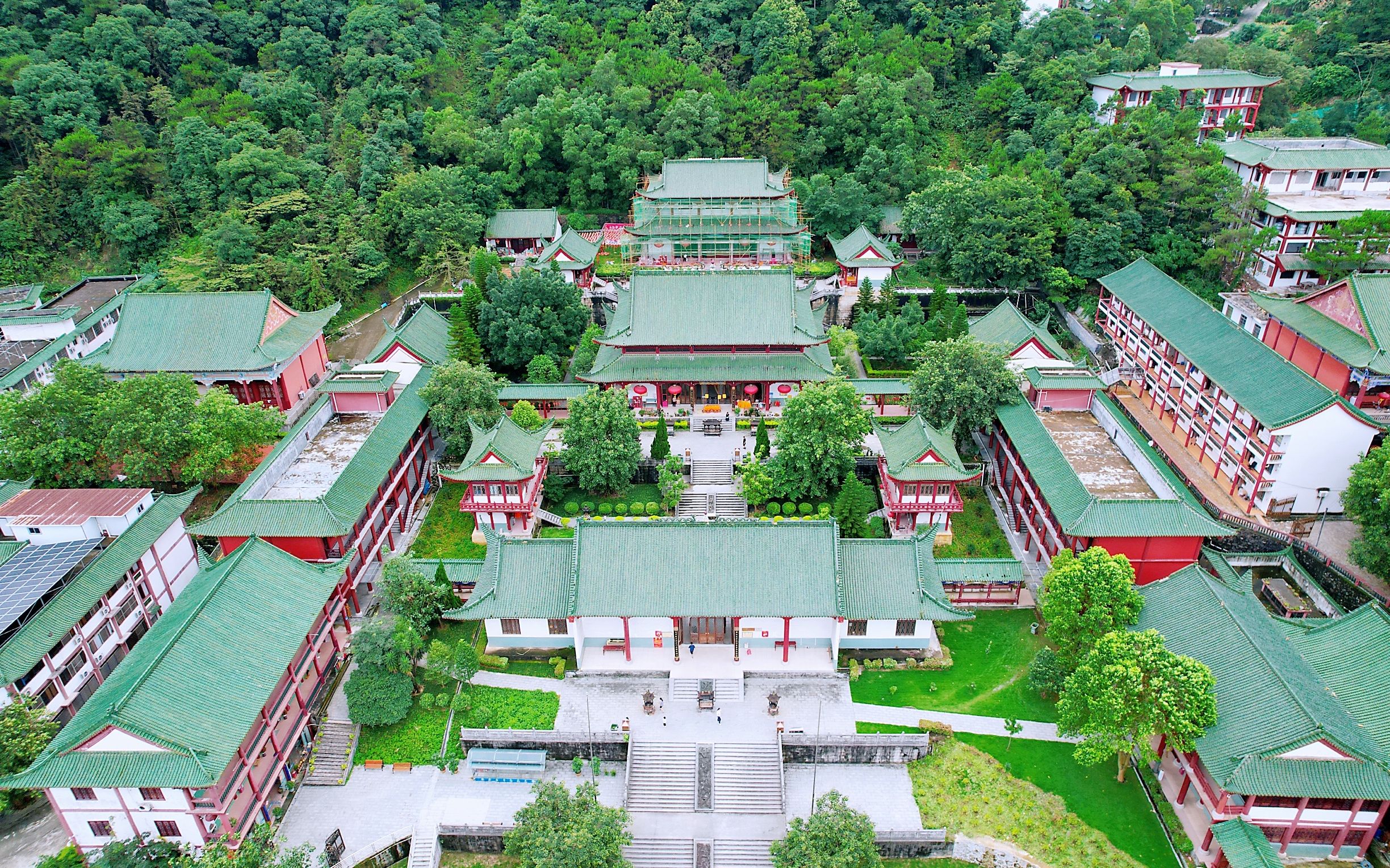 活动  周末自驾到四会,航拍角度看六祖寺和旁边的水上乐园,都很清净