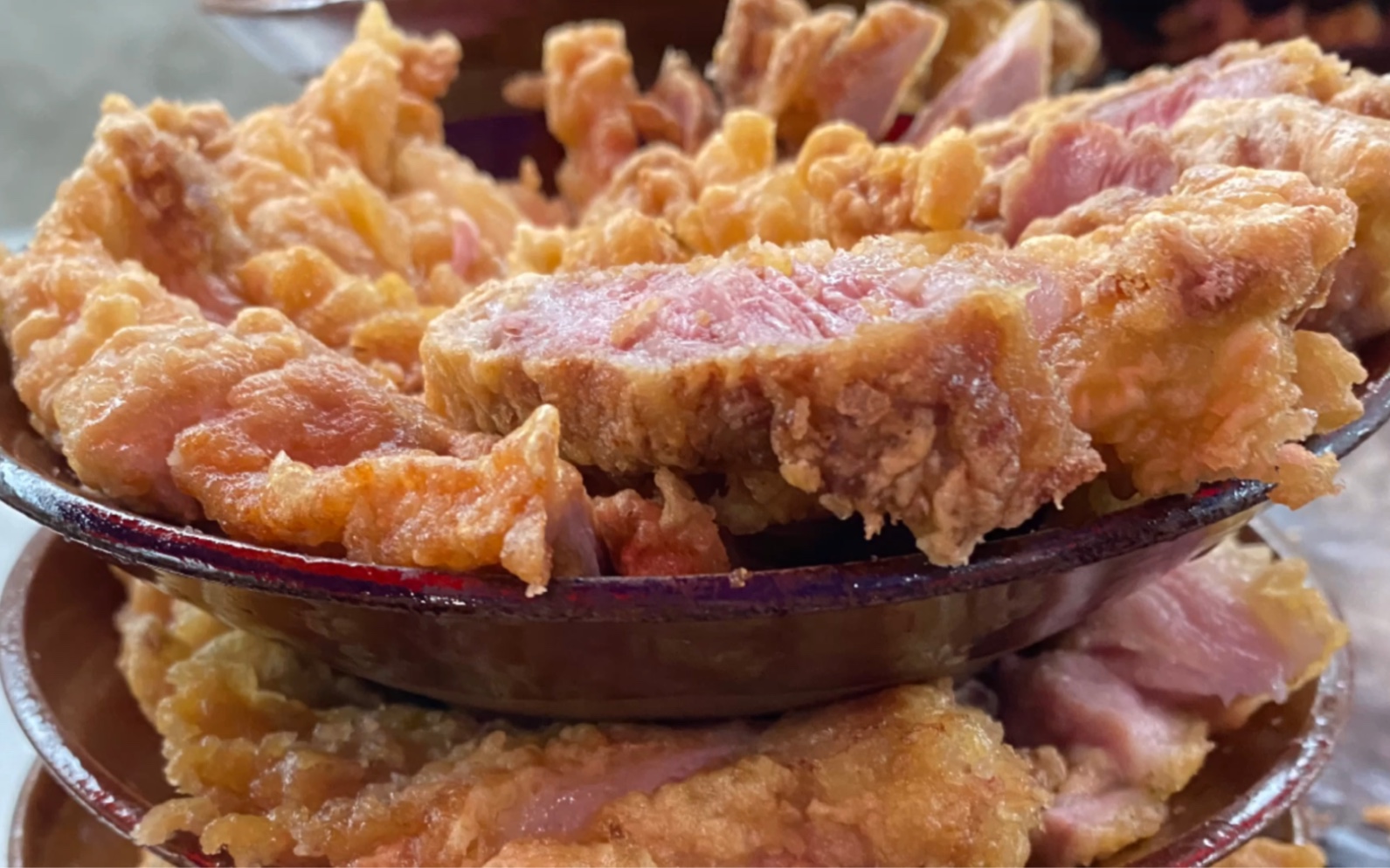 活动  坝坝宴上的酥肉香碗,现炸的酥肉切得咯吱响,人生大事都离不开吃