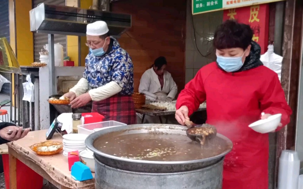 [图]许昌一家人气特旺的早餐店，胡辣汤大小碗6/5元，大块儿牛肉霸气硬核，酸辣适口颜值不高，却深得河南人的喜爱！