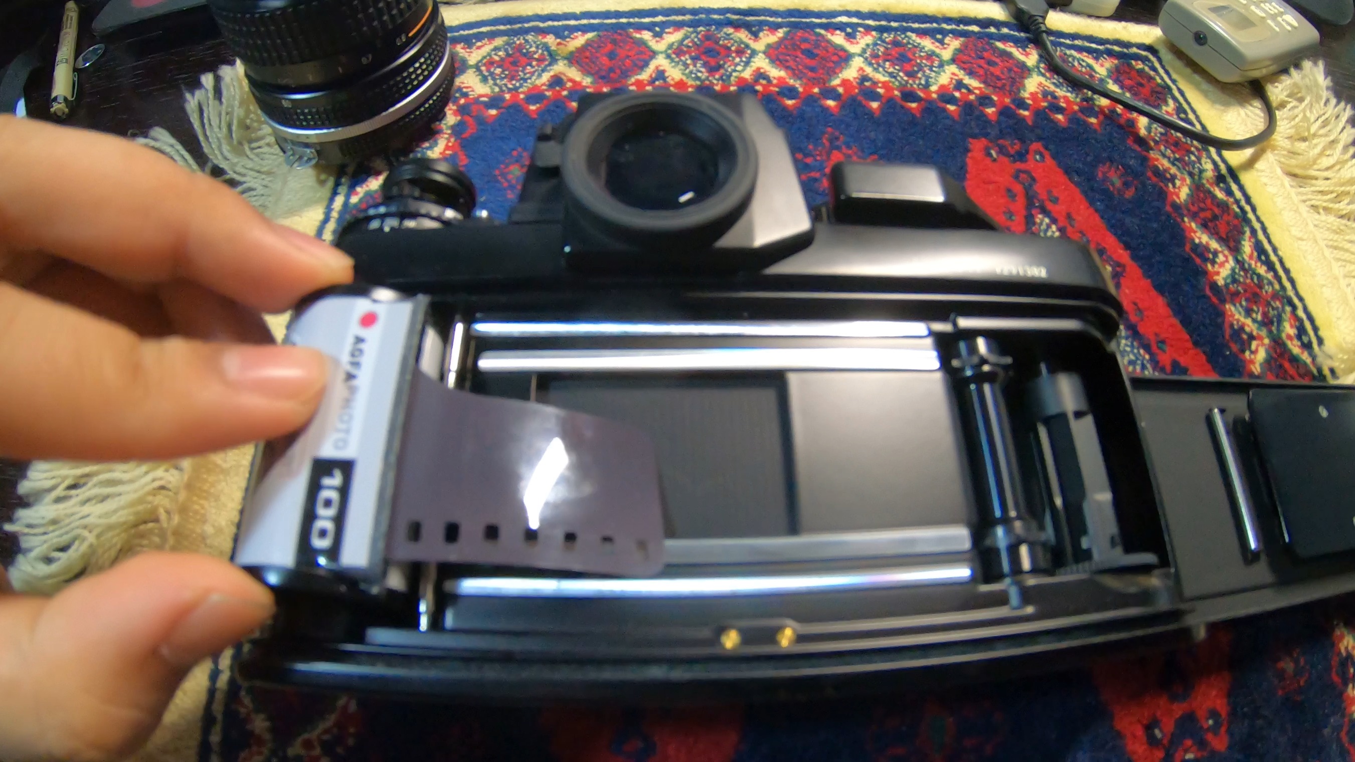 一个135胶卷相机怎么装胶卷的简易教程