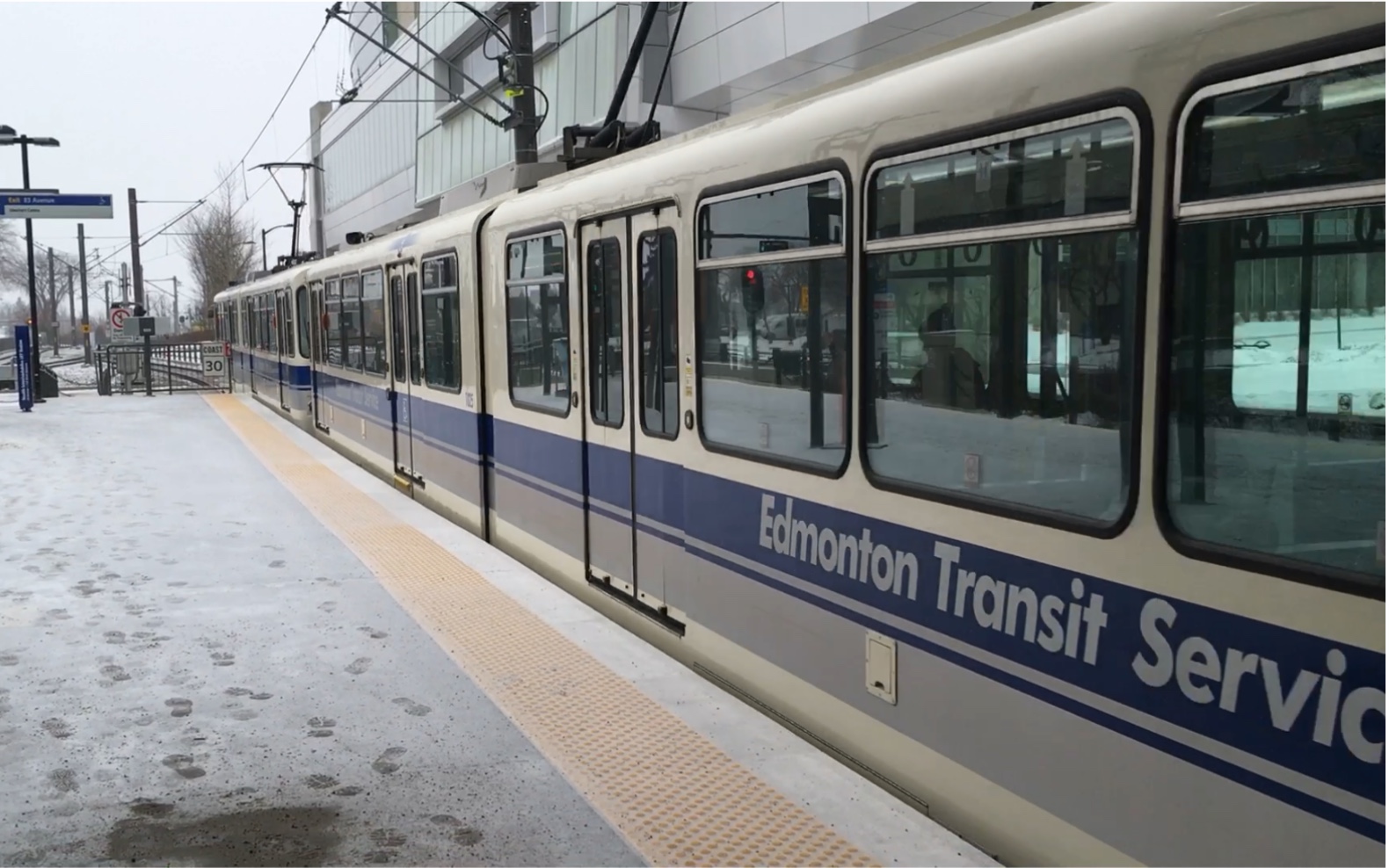 埃德蒙顿的轻轨是这样的,自助买票和打票机,到教堂和爸爸汇合