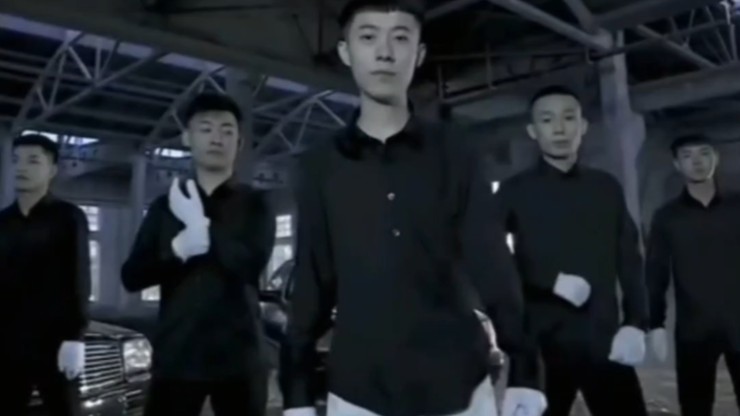 正在跟随欢快锣鼓音乐跳舞的五个人.MP4