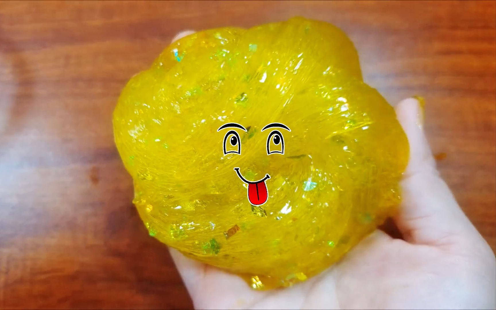 用洗洁精制作糖纸泥史莱姆,颜色像蜂蜜,好看又好玩