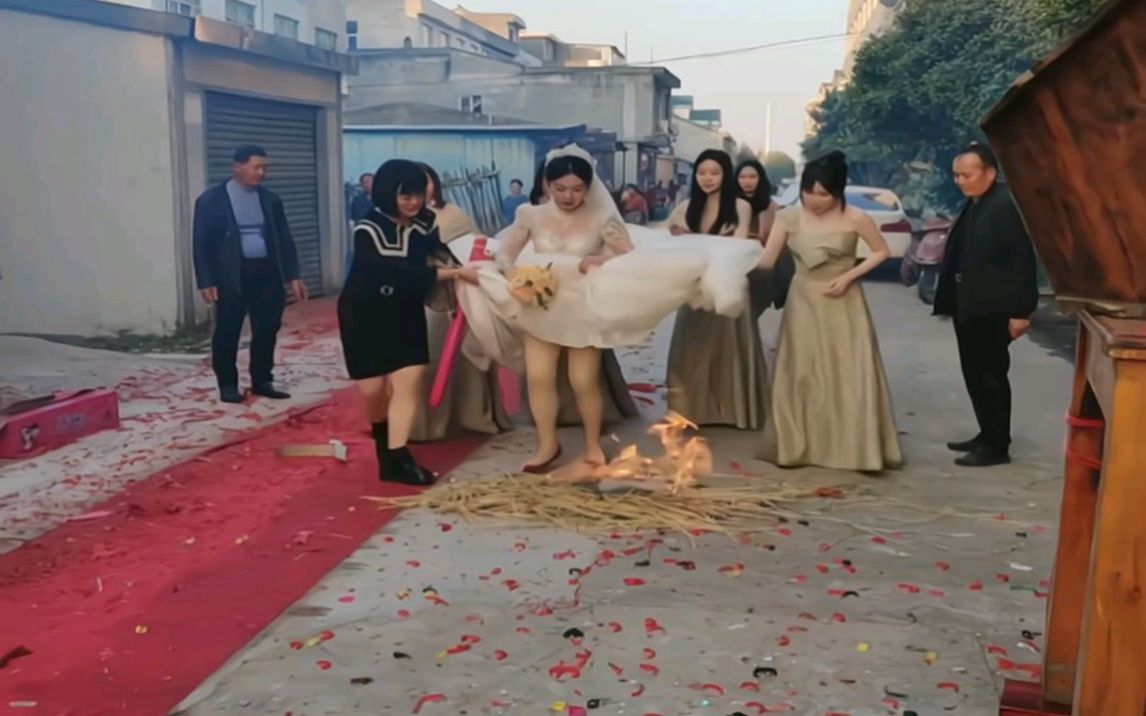 婚礼习俗新娘跨火盆