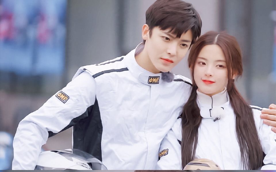 侯明昊把杨超越的应援色记得牢牢的,还跟她牵手拍大头照,好甜