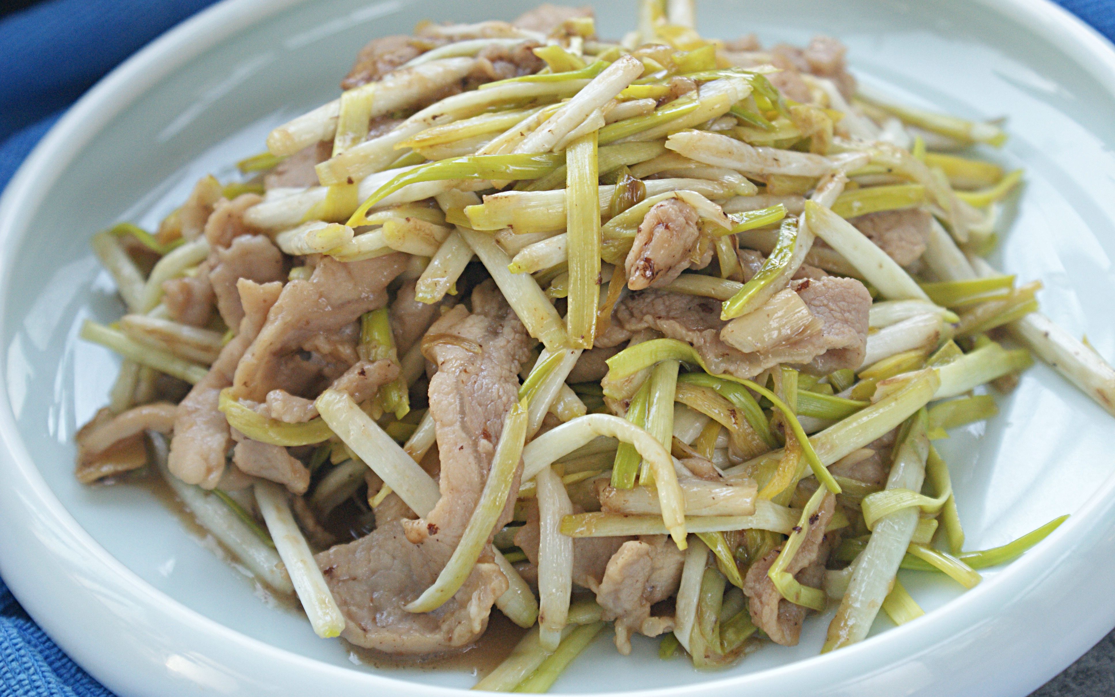 蒜黄炒肉简单家常小炒,快手易做,鲜香美味,味道好极了