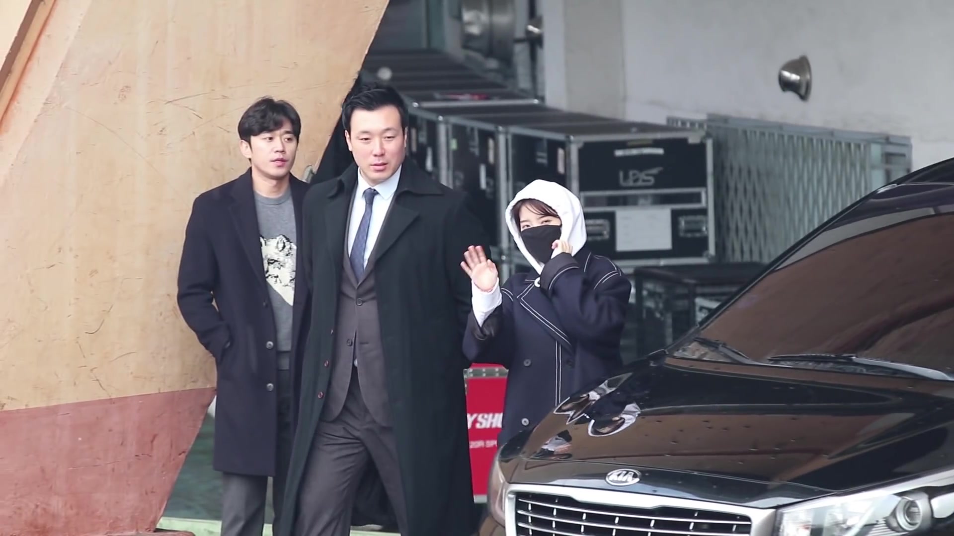 iu让保镖大叔把手拿出来再跟粉丝传话,这样的宠粉狂魔你爱了吗_哔哩