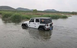 Tải video: 放水了 牧马人开始探路了 两遍都是深沟，得慢慢走