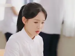 女孩误以为同桌是学渣，没想到却是学霸，惹得全班哄堂大笑
