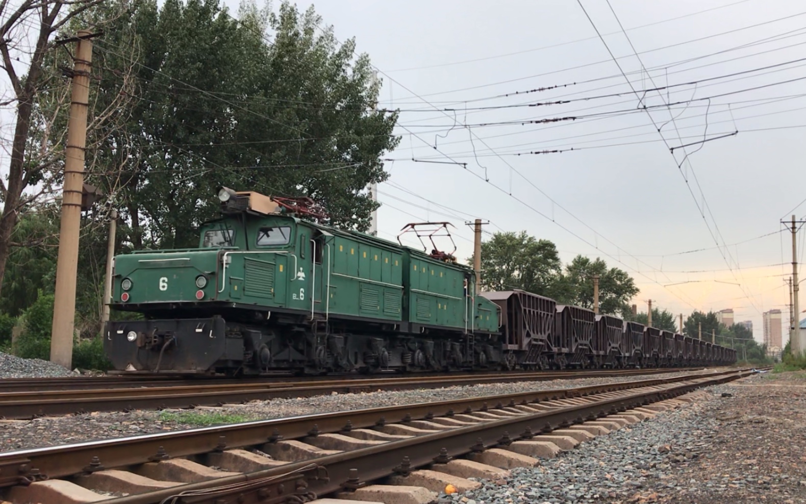 (清晰的轮轨音)鞍钢环城铁路 el1型6号电力机车牵引sj5型烧结车通过