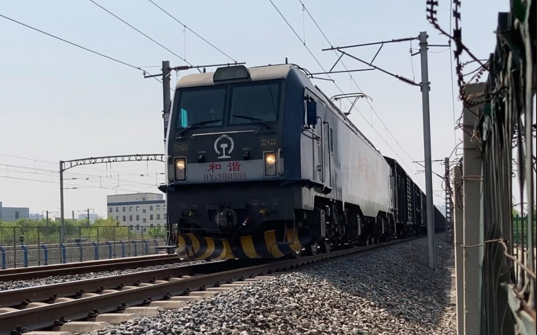 hxd3b牵引技术直达货列接近杨家口站