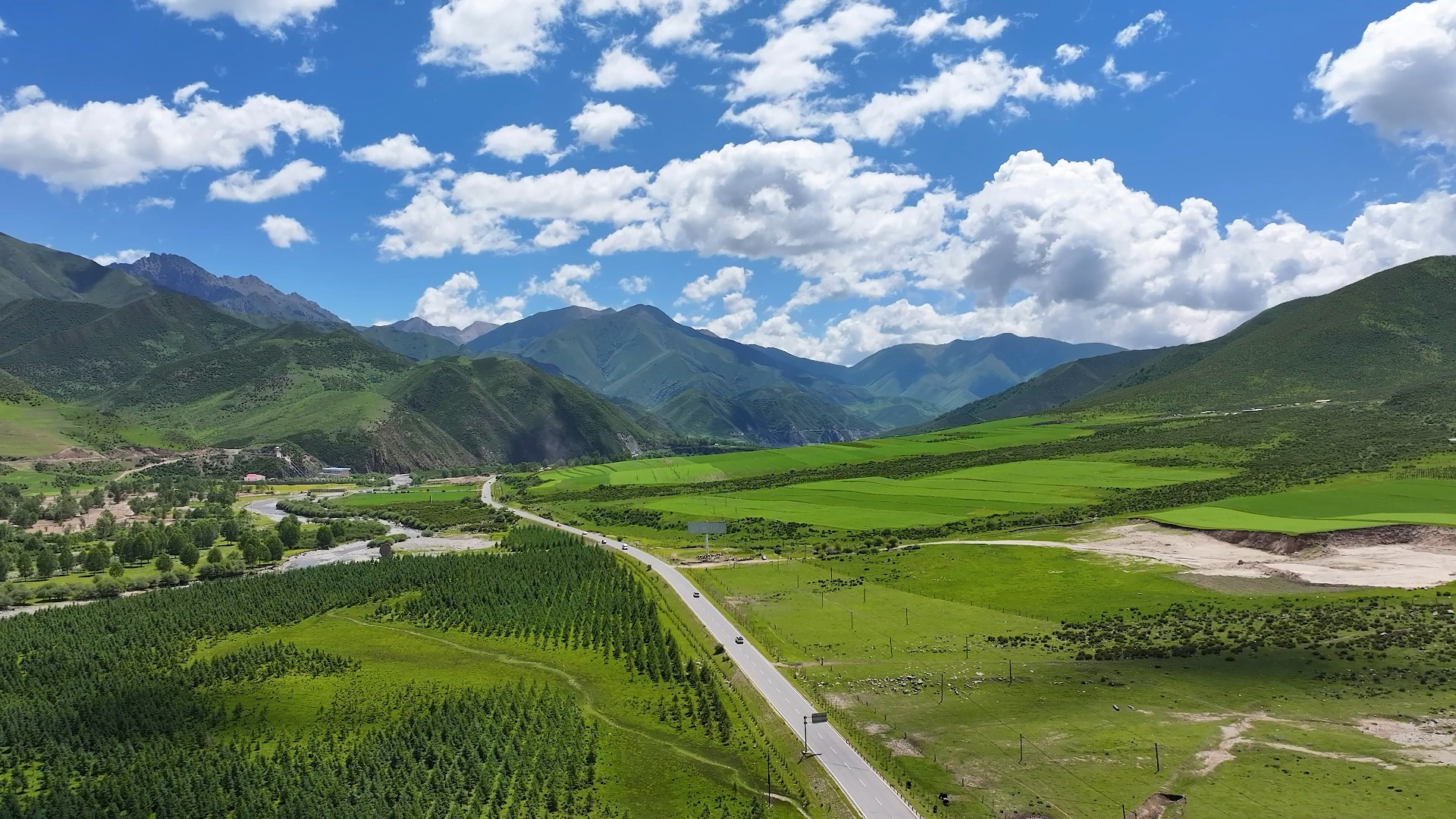 炎热夏季,远离城市喧嚣——航拍青甘大环线之祁连山大草原