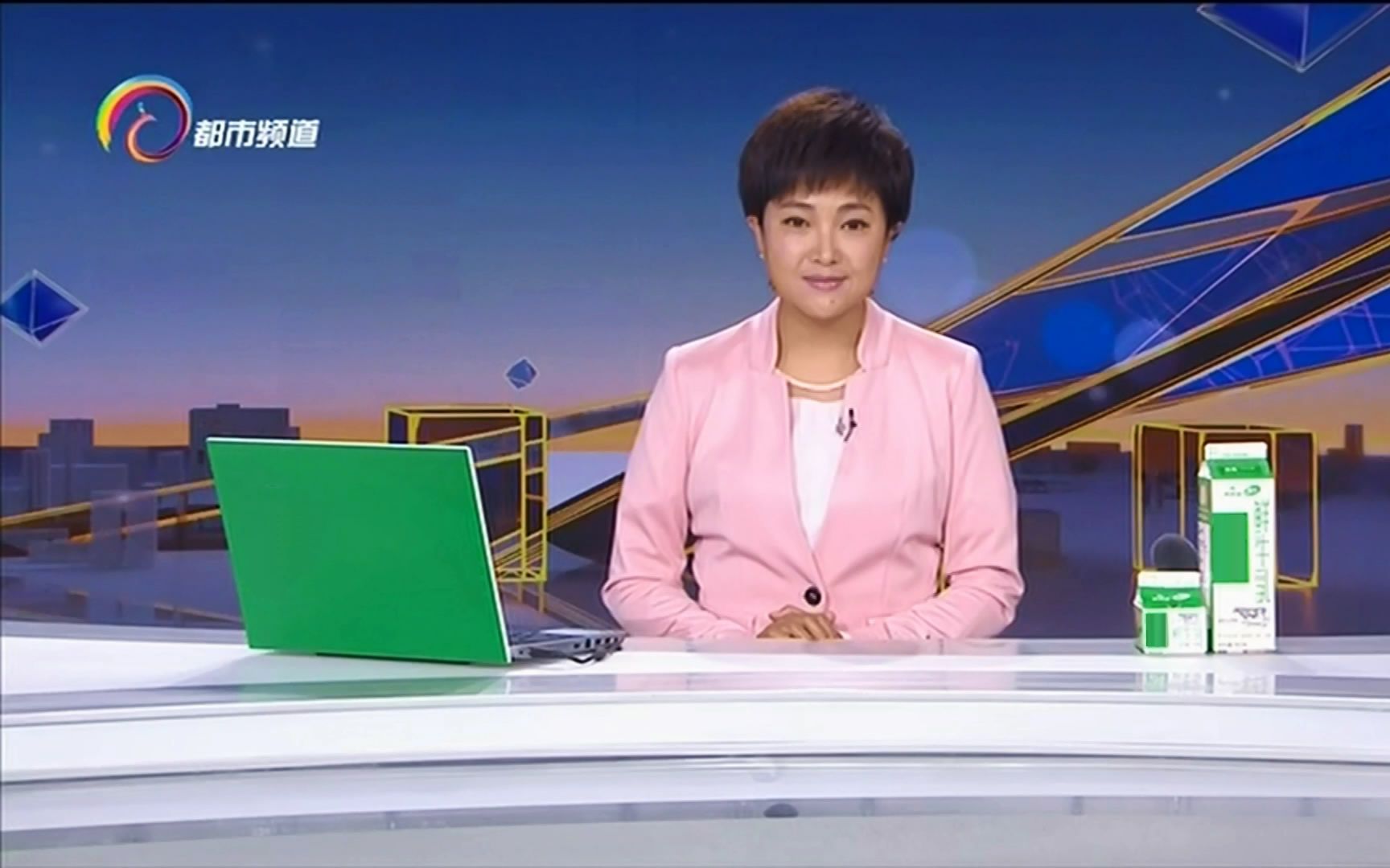 云南电视台主持人白帆图片