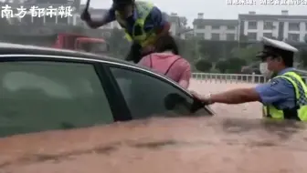 湖北宜昌连发暴雨预警多地内涝，车辆被淹交警涉水砸车窗救人