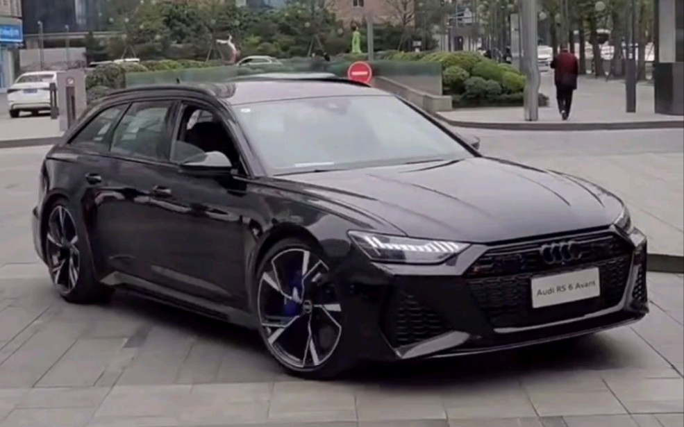 西装暴徒奥迪rs6 听说后面那台宝马老值钱了,能比得上前面的奥迪rs6