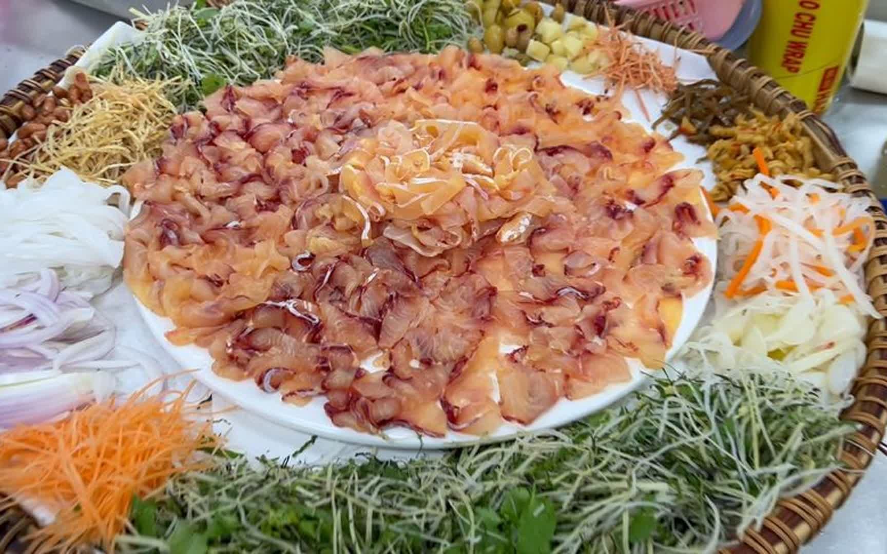 美女慕名前来横县吃黄肉鲤鱼生,师傅使出最帅刀工,美女赞不绝口