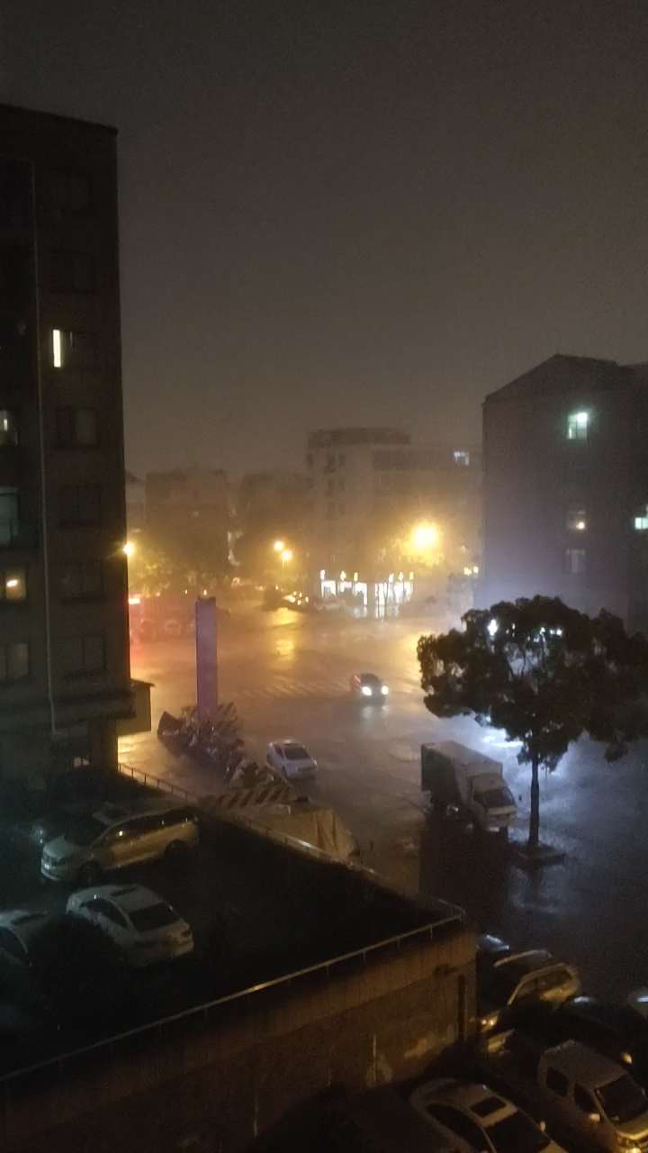 义乌的夜大雨滂沱雷电相间风雨飘摇