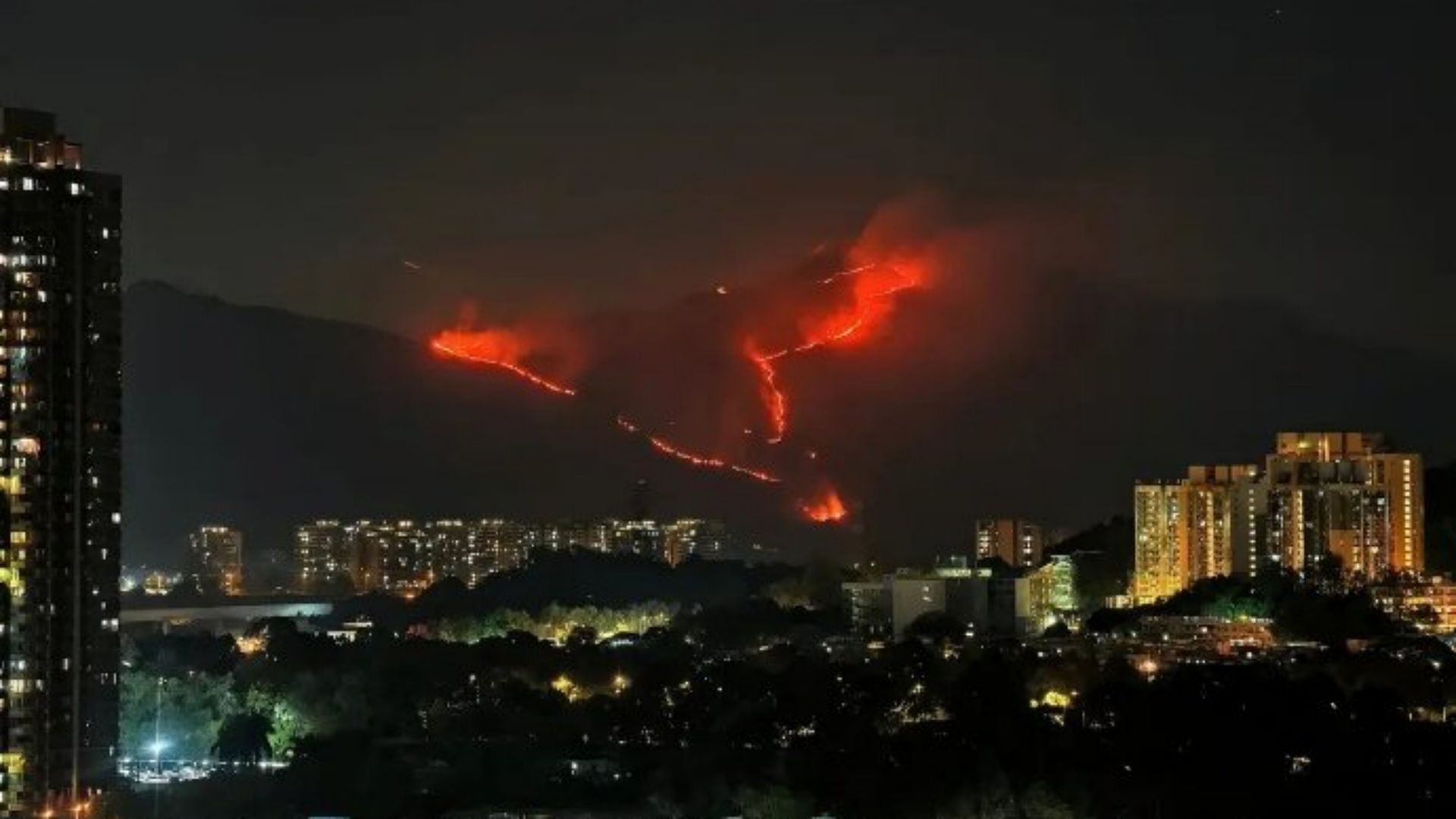 香港元朗鸡公岭发生山火,火线已蔓延至80米,火势凶猛消防已出动哔哩哔哩bilibili