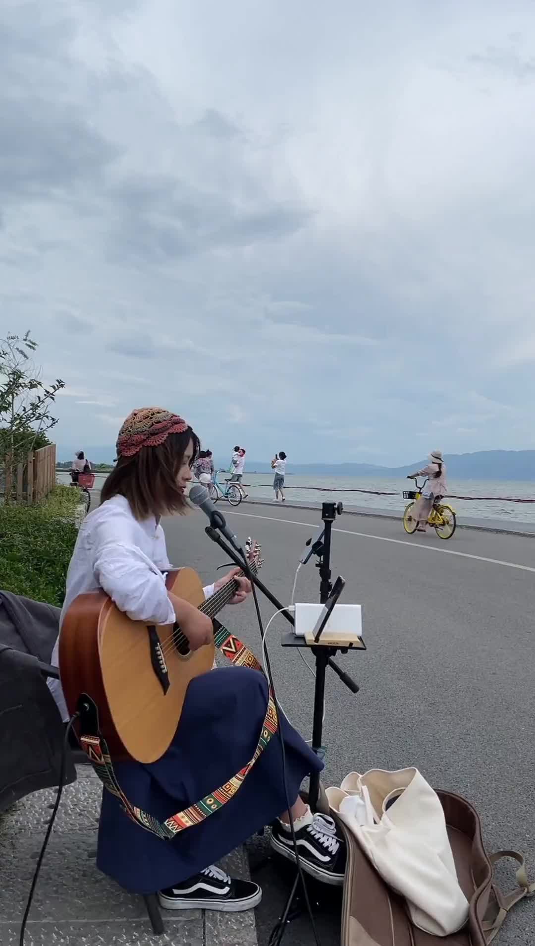 户外吉他弹唱街头艺人一直很安静阿桑你说爱像云要自在漂浮才美丽