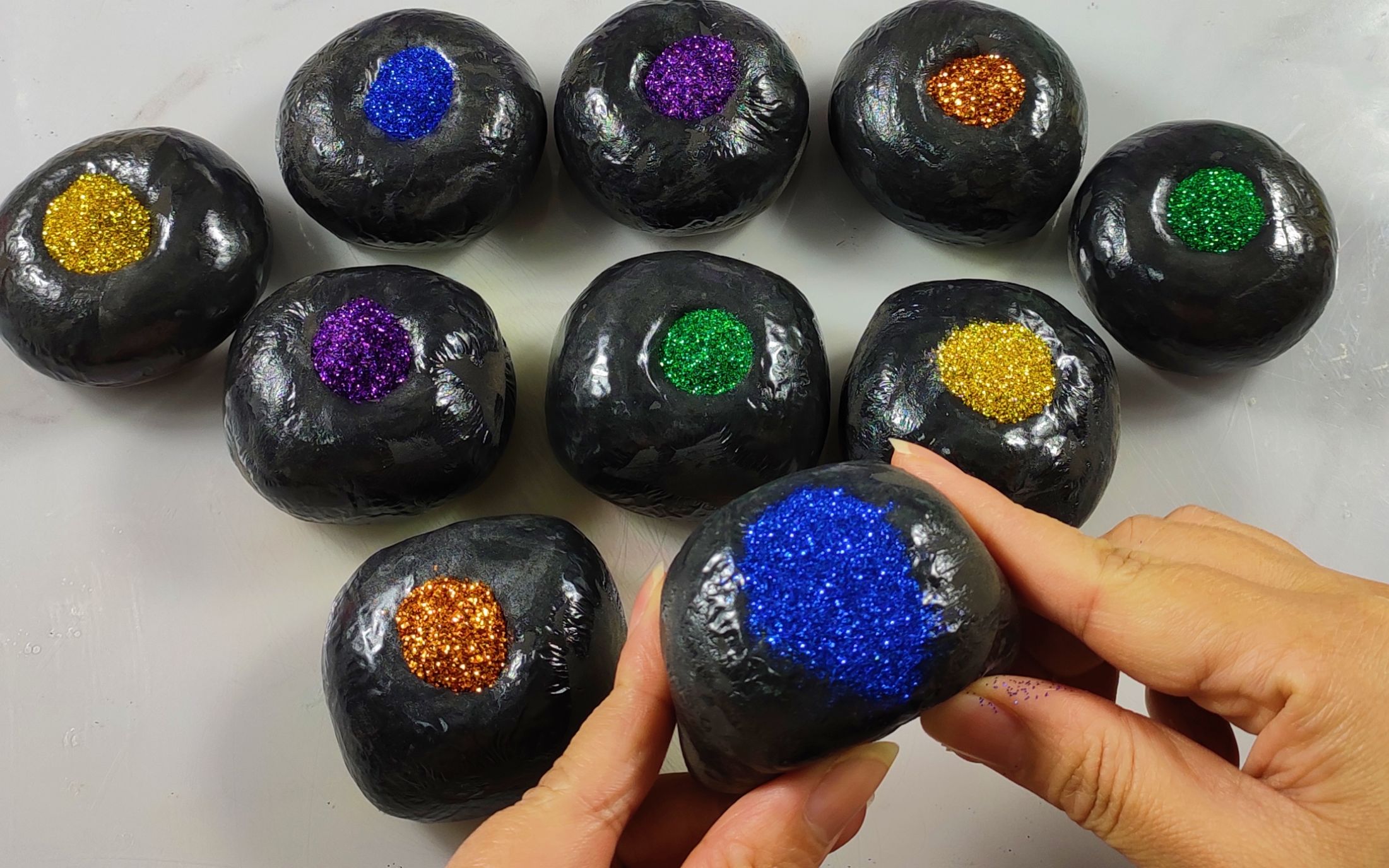 空心黑色声控球加上闪粉,捏爆太解压了