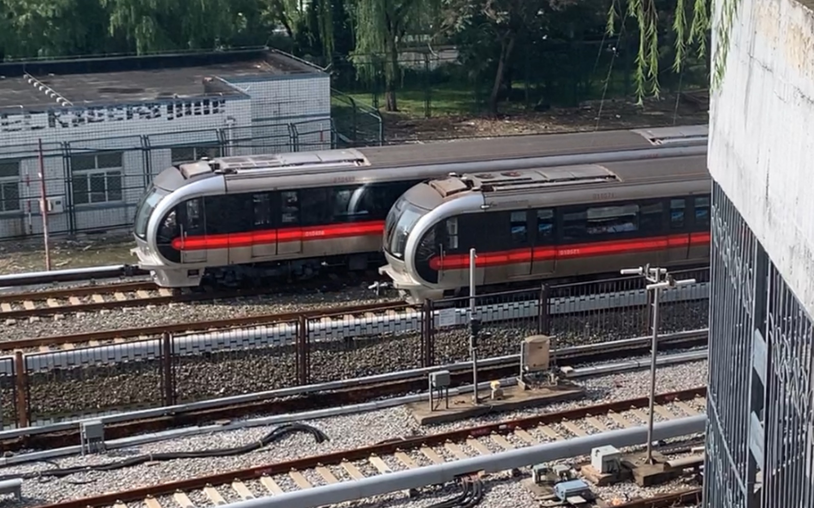 北京地铁一号线sfm04a 01057古城方向与sfm04 01048环球度假区方向