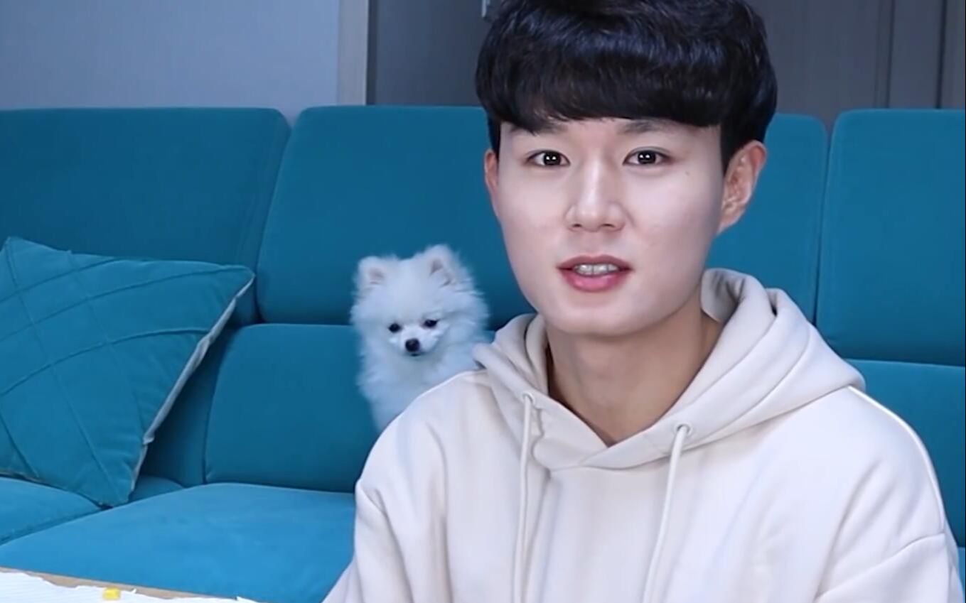 大口吃播kgxhwang今天吃芝士烤肉披萨配上冰可乐好次