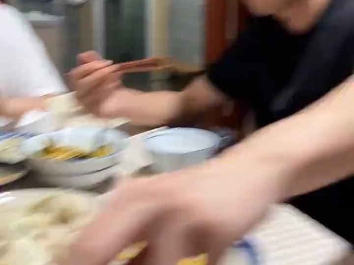 父亲与儿子的沟通方式发生偏差。父亲或许是喝高了。