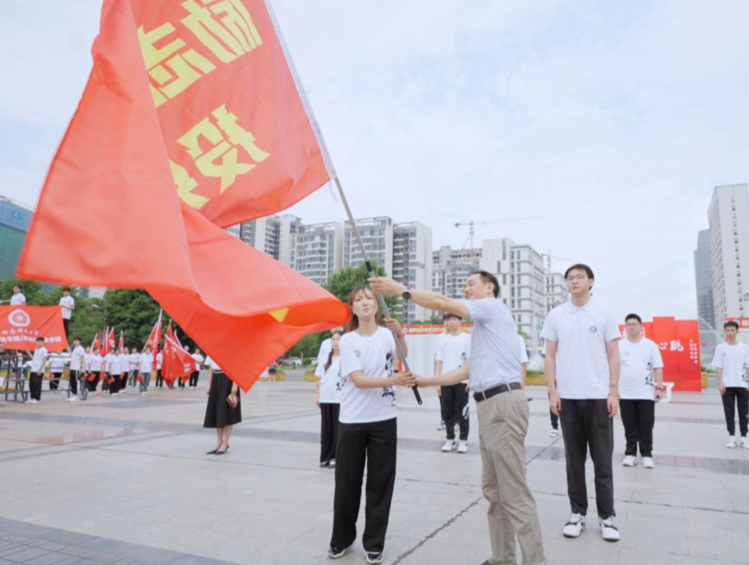 【西南科技大学】请党放心,强国有我!6月18日,西南科技大学党委书记杨俊辉教授为奔赴国防军工行业就业毕业生代表出征授旗.哔哩哔哩bilibili