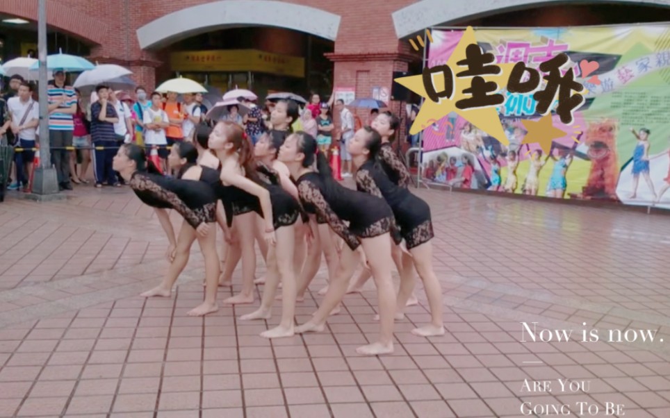 女生无惧雨天赤脚舞蹈