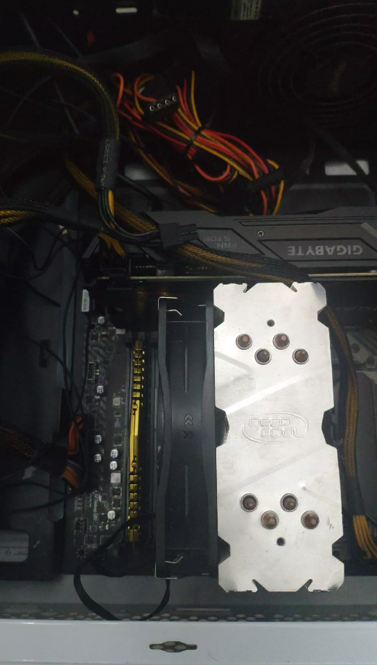 主板cpu常亮白灯,显卡不亮但风扇转,有没有大佬指点一下啊,救救孩子吧