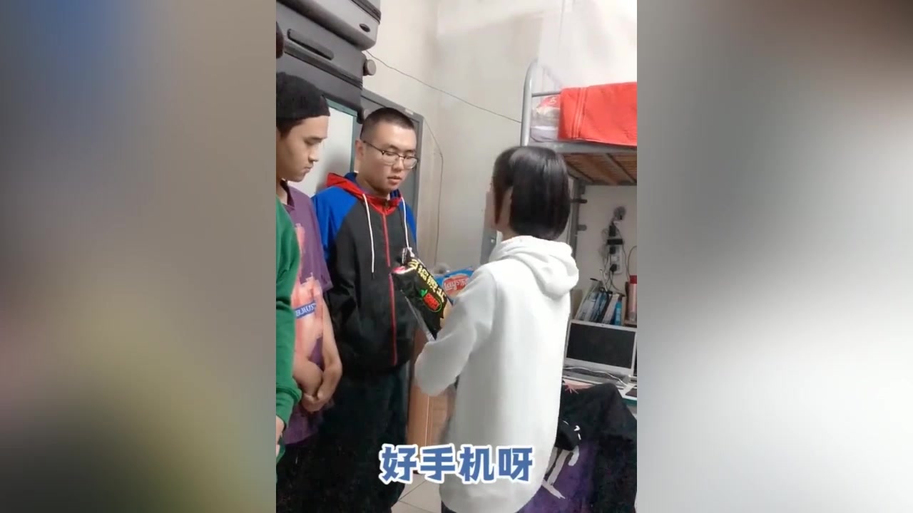 學姐進男生宿舍查寢男生看到學姐後的反應太真實了