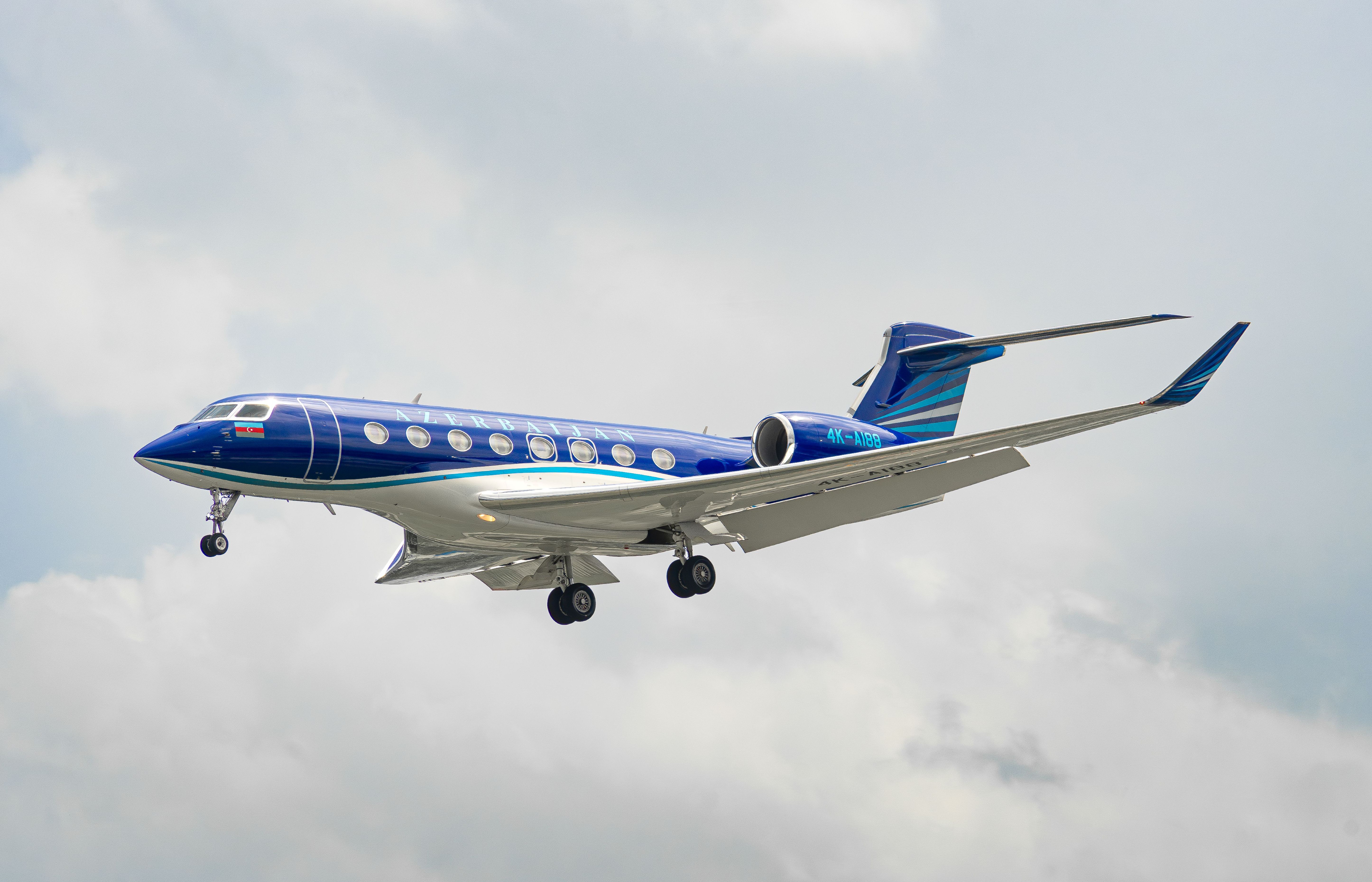 美丽的一抹蓝!阿塞拜疆g650公务机降落新加坡实里达