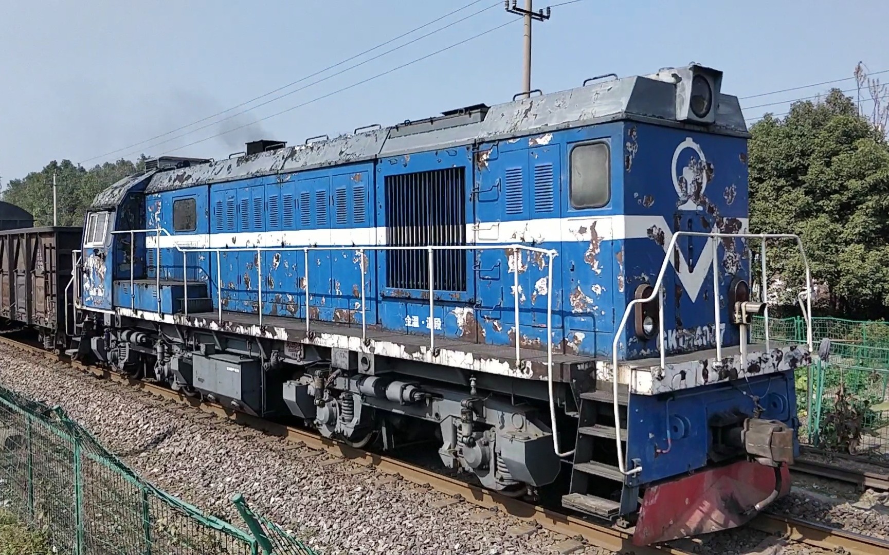 铁路随拍精选残破不堪的gkd1金温温段元老调机gkd14007拉车单机推车