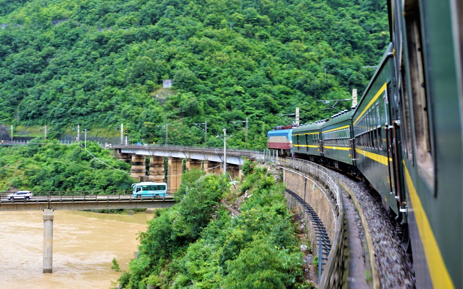 铁路慢火车优生活西局绿皮6063次风景小记
