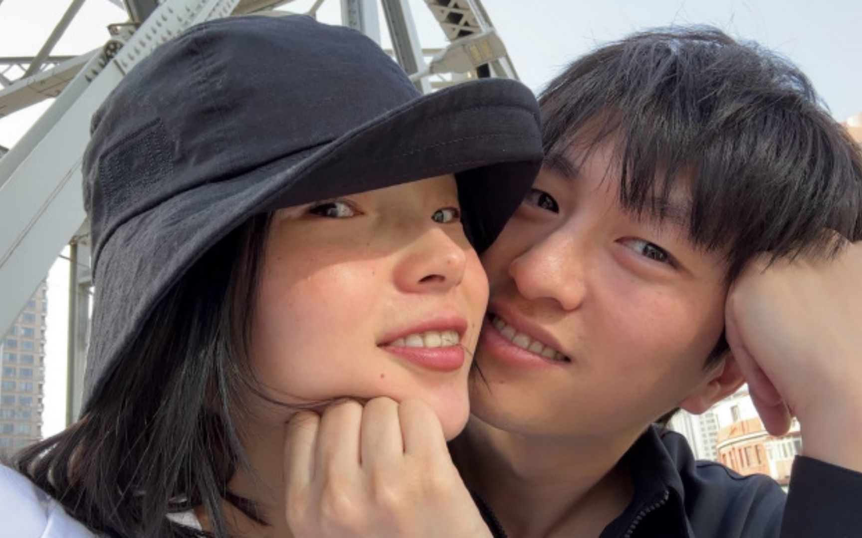金大川陪妻子做产检,雎晓雯小腹隆起孕肚明显,牵手同行好恩爱