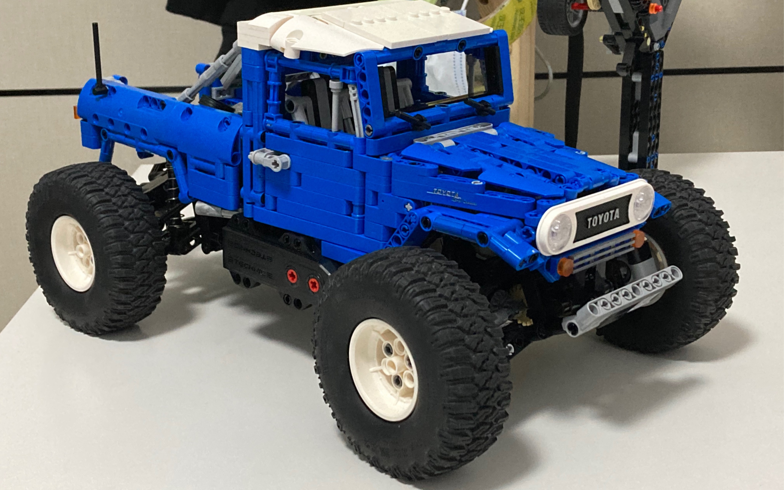 底盘很惊艳的积木丰田fj40大脚攀爬车
