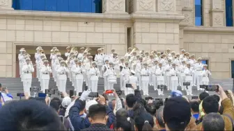 Video herunterladen: 庆祝人民海军成立75周年行进乐表演《我们走在大路上》（片段） （海军博物馆前广场）