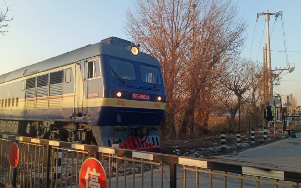 df8b 5623牵引棚车及gw70润滑油罐车通过三街监护道口前往琉璃河站