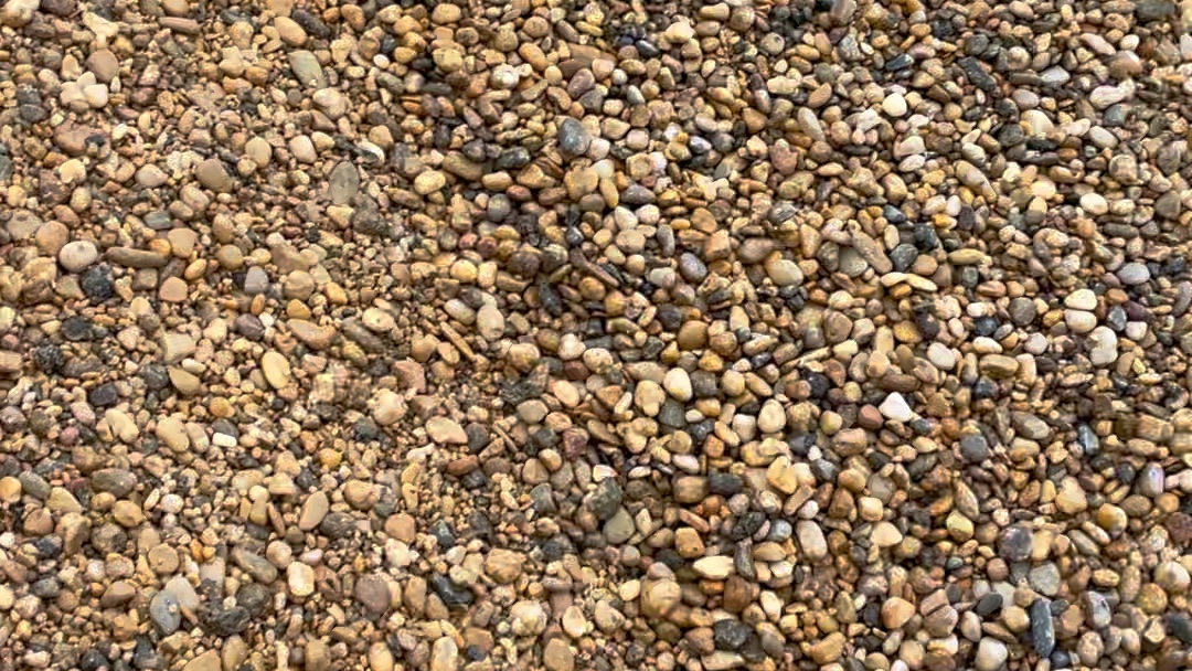 小时候就非常喜欢捡石头路边的沙石堆工地的筛沙场每次旅行的途中现在