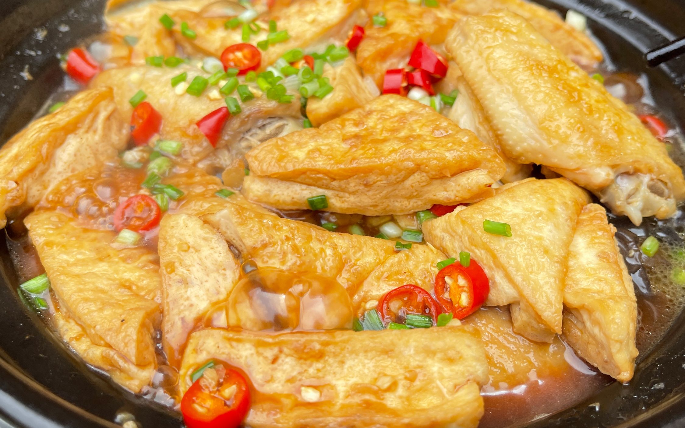 天气渐渐变冷了,做一锅豆腐砂锅煲暖心又暖胃,有素有肉搭配均衡