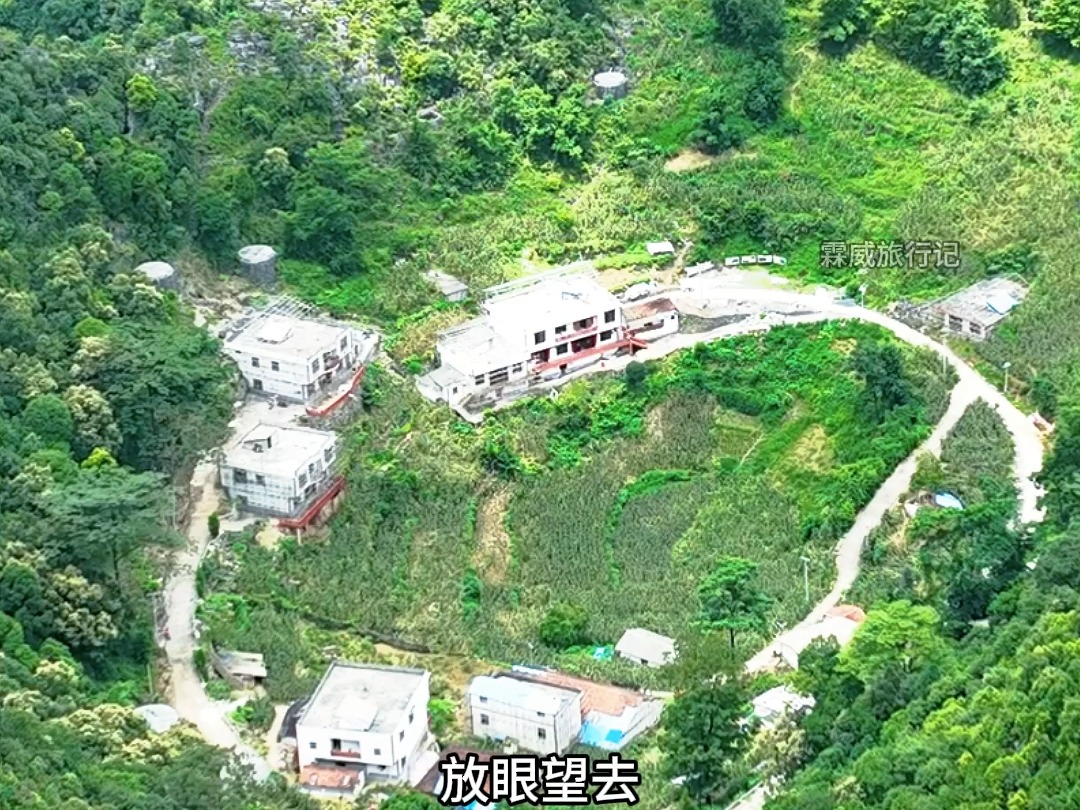 在广西大山深处,有一个建在海拔800米的神秘村庄.它就是位于广西河池都安瑶族自治县的弄温屯,地处山顶中间,四周山峰环绕,只有一条沿着峭壁的小...