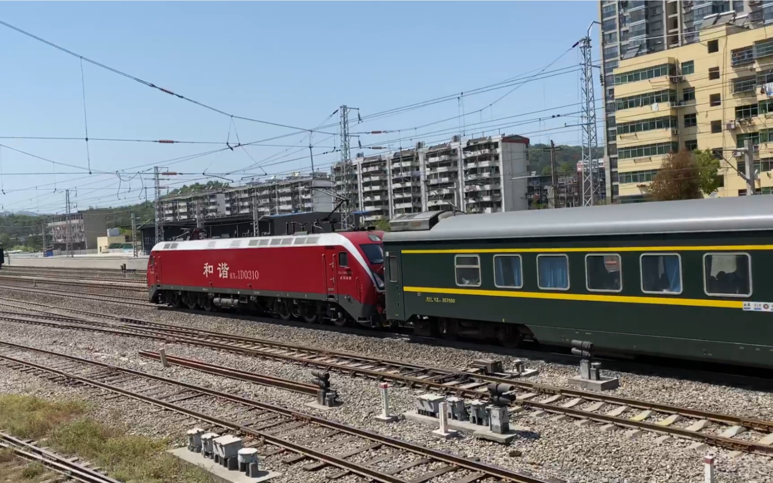 【拍车】武局南段hxd1d牵引广州-成都z123次列车花果站通过_哔哩哔哩