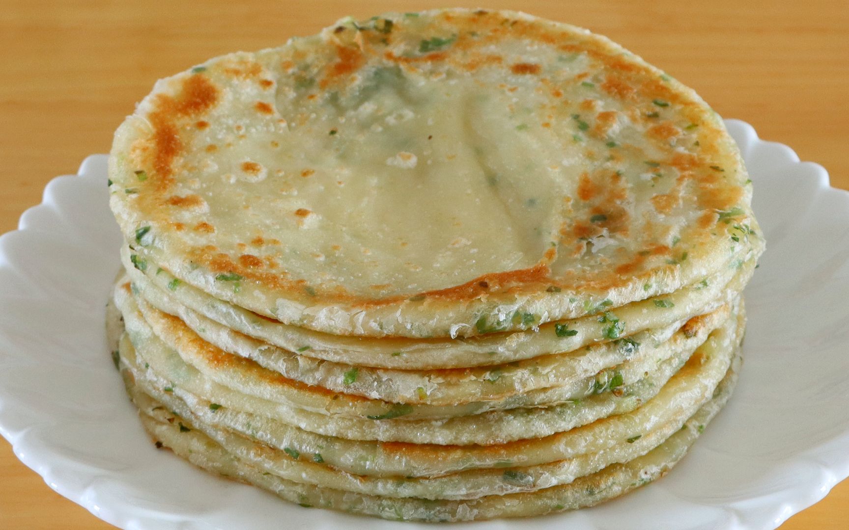 农家葱花饼这样做,切一切卷一卷,层多味香还柔软