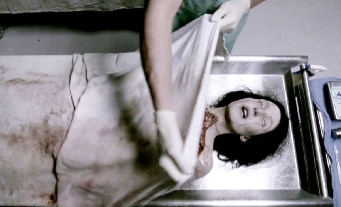 被分配解剖课,却不料接触尸体就会身亡,为探真相被迫游入福尔马林池!