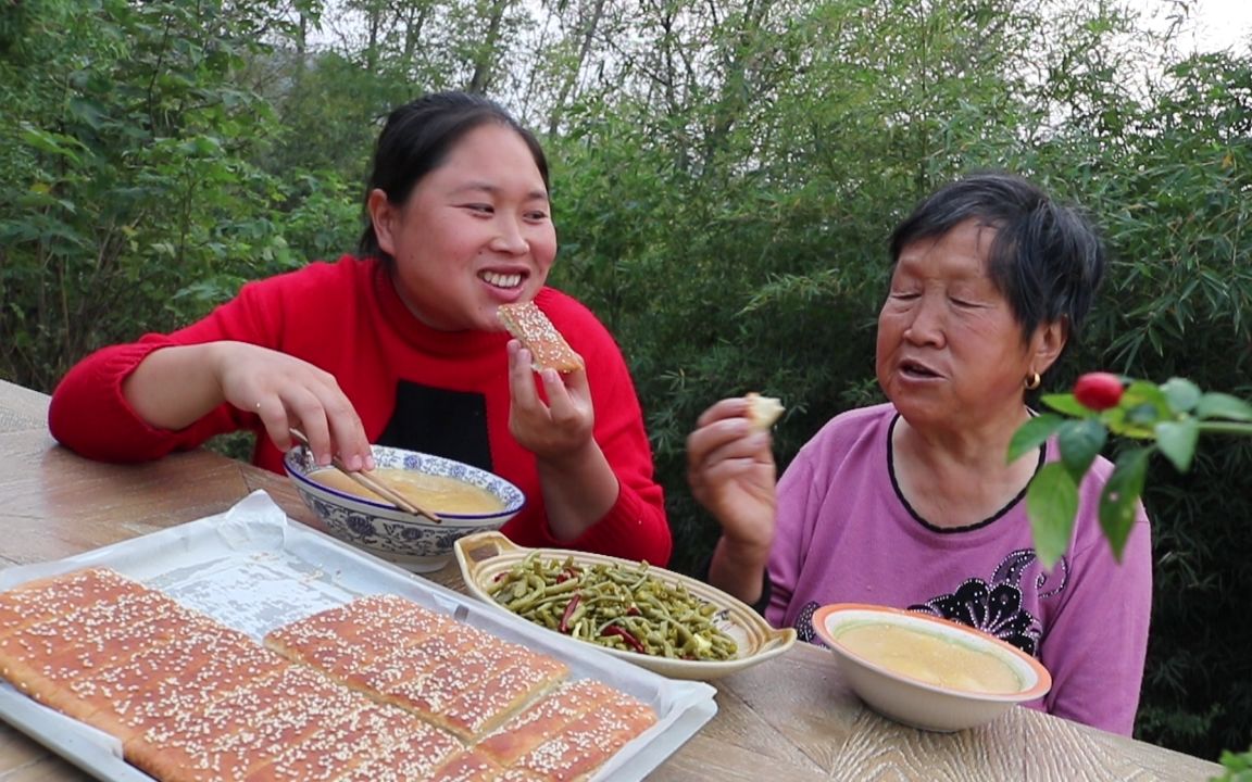 胖妹做千層餅,外皮酥脆,配上地道玉米粥,76歲奶奶算吃過癮了