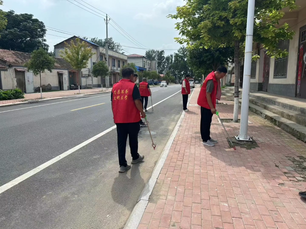 清洁行动!志愿者们在街头清扫路面