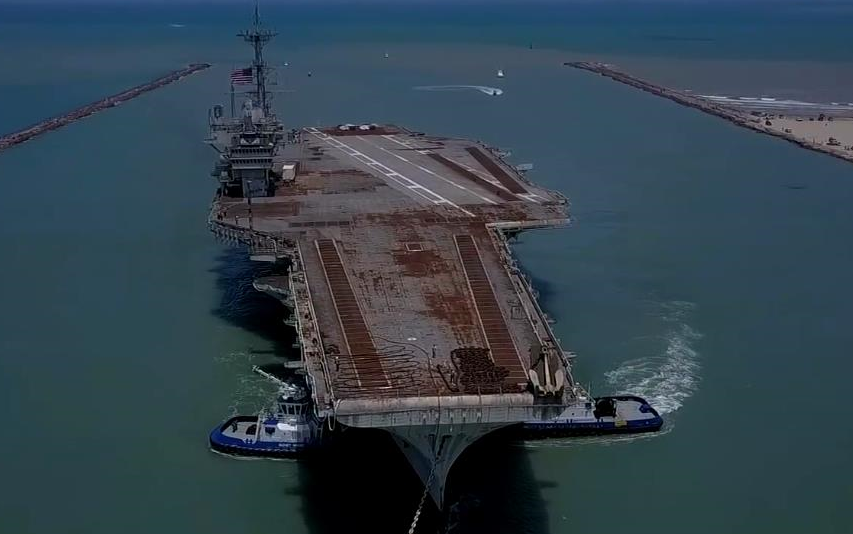 【迈阿密海滩】终末航行 - 福莱斯特级航母"独立"号(cv-62)拖往布朗斯